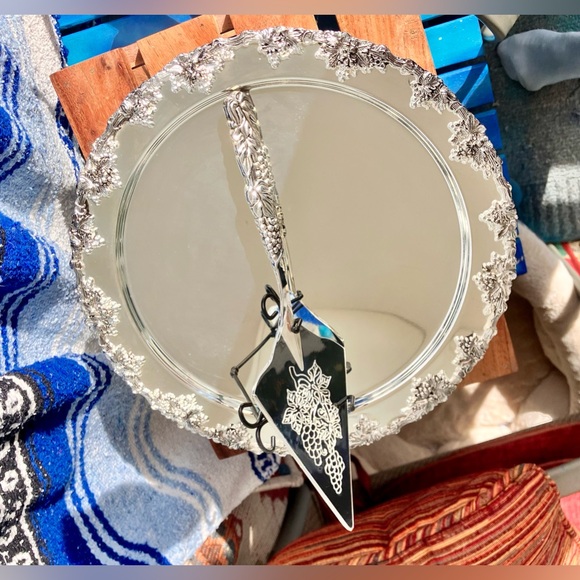 GODINGER SILVER PLATED APPLIED BORDER CAKE PLATE WITH STAND & SERVER - Picture 11 of 12